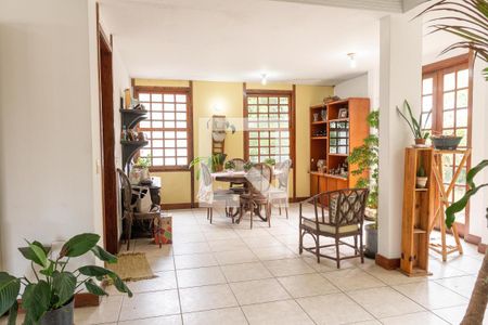 Sala  de casa de condomínio à venda com 4 quartos, 420m² em Itaipu, Niterói