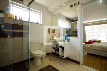 Casa à venda com 402m², 5 quartos e 3 vagasBanheiro da Suíte 2