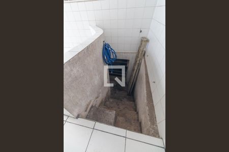 Casa à venda com 115m², 3 quartos e 2 vagasEscada do porão