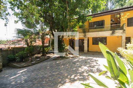 Casa de condomínio à venda com 320m², 5 quartos e 4 vagas Casa de condomínio à venda com 320m², 5 quartos e 4 vagasQuintal