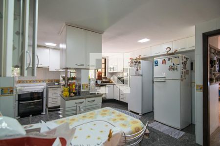 Casa de condomínio à venda com 320m², 5 quartos e 4 vagas Casa de condomínio à venda com 320m², 5 quartos e 4 vagasCozinha