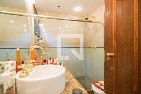 Casa de condomínio à venda com 320m², 5 quartos e 4 vagas Casa de condomínio à venda com 320m², 5 quartos e 4 vagasBanheiro da Suíte 1