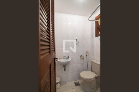 Casa de condomínio à venda com 320m², 5 quartos e 4 vagas Casa de condomínio à venda com 320m², 5 quartos e 4 vagasBanheiro de Serviço