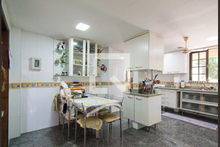 Casa de condomínio à venda com 320m², 5 quartos e 4 vagas Casa de condomínio à venda com 320m², 5 quartos e 4 vagasCozinha