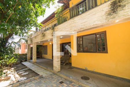 Casa de condomínio à venda com 320m², 5 quartos e 4 vagas Casa de condomínio à venda com 320m², 5 quartos e 4 vagasQuintal