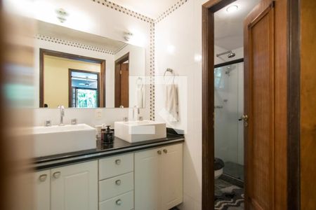 Casa de condomínio à venda com 320m², 5 quartos e 4 vagas Casa de condomínio à venda com 320m², 5 quartos e 4 vagasBanheiro