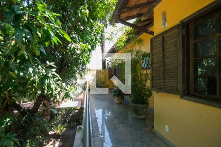 Casa de condomínio à venda com 320m², 5 quartos e 4 vagas Casa de condomínio à venda com 320m², 5 quartos e 4 vagasVaranda Suite