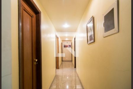 Casa de condomínio à venda com 320m², 5 quartos e 4 vagas Casa de condomínio à venda com 320m², 5 quartos e 4 vagasCorredor