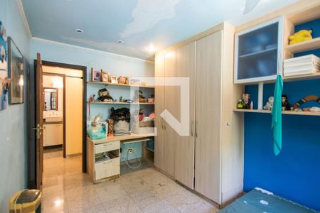 Casa de condomínio à venda com 320m², 5 quartos e 4 vagas Casa de condomínio à venda com 320m², 5 quartos e 4 vagasQuarto 2