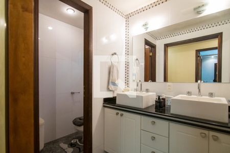 Casa de condomínio à venda com 320m², 5 quartos e 4 vagas Casa de condomínio à venda com 320m², 5 quartos e 4 vagasBanheiro