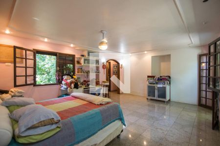 Casa de condomínio à venda com 320m², 5 quartos e 4 vagas Casa de condomínio à venda com 320m², 5 quartos e 4 vagasSuíte 1