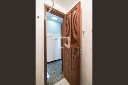 Casa de condomínio à venda com 320m², 5 quartos e 4 vagas Casa de condomínio à venda com 320m², 5 quartos e 4 vagasBanheiro de Serviço