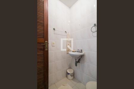 Casa de condomínio à venda com 320m², 5 quartos e 4 vagas Casa de condomínio à venda com 320m², 5 quartos e 4 vagasBanheiro de Serviço