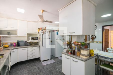 Casa de condomínio à venda com 320m², 5 quartos e 4 vagas Casa de condomínio à venda com 320m², 5 quartos e 4 vagasCozinha