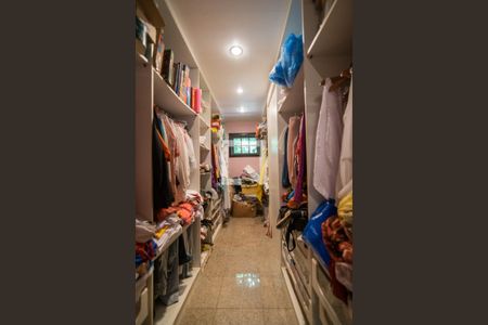 Casa de condomínio à venda com 320m², 5 quartos e 4 vagas Casa de condomínio à venda com 320m², 5 quartos e 4 vagasCloset