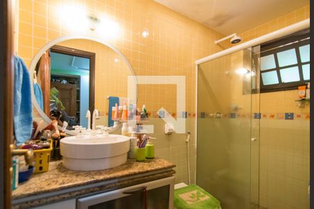 Casa de condomínio à venda com 320m², 5 quartos e 4 vagas Casa de condomínio à venda com 320m², 5 quartos e 4 vagasBanheiro da Suíte 2