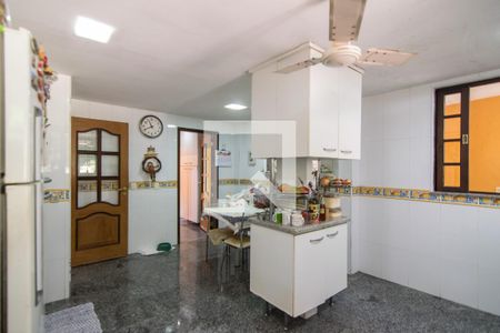 Casa de condomínio à venda com 320m², 5 quartos e 4 vagas Casa de condomínio à venda com 320m², 5 quartos e 4 vagasCozinha