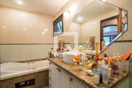 Casa de condomínio à venda com 320m², 5 quartos e 4 vagas Casa de condomínio à venda com 320m², 5 quartos e 4 vagasBanheiro da Suíte 1