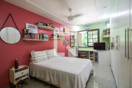 Casa de condomínio à venda com 320m², 5 quartos e 4 vagas Casa de condomínio à venda com 320m², 5 quartos e 4 vagasSuíte 2