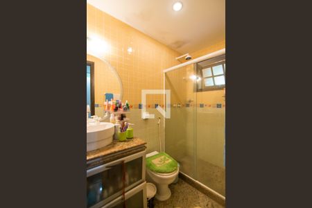 Casa de condomínio à venda com 320m², 5 quartos e 4 vagas Casa de condomínio à venda com 320m², 5 quartos e 4 vagasBanheiro da Suíte 2