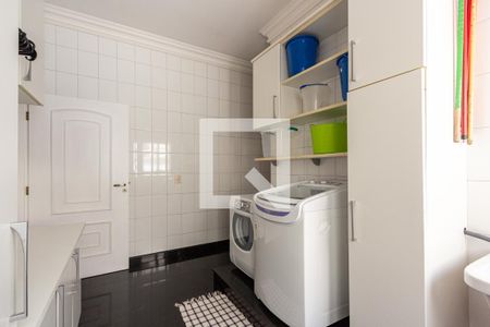 Casa à venda com 690m², 5 quartos e 9 vagas Casa à venda com 690m², 5 quartos e 9 vagasÁrea de Serviço