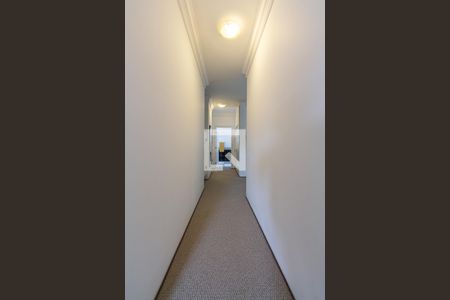 Casa à venda com 690m², 5 quartos e 9 vagas Casa à venda com 690m², 5 quartos e 9 vagasCorredor