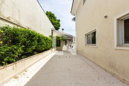 Casa à venda com 690m², 5 quartos e 9 vagas Casa à venda com 690m², 5 quartos e 9 vagasQuintal