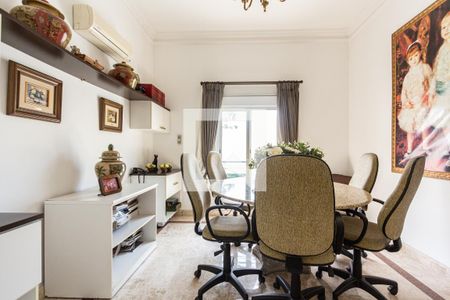 Casa à venda com 690m², 5 quartos e 9 vagas Casa à venda com 690m², 5 quartos e 9 vagasQuarto