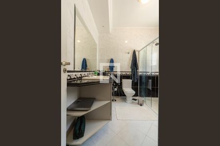 Casa à venda com 690m², 5 quartos e 9 vagas Casa à venda com 690m², 5 quartos e 9 vagasBanheiro