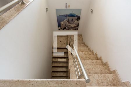 Casa à venda com 690m², 5 quartos e 9 vagas Casa à venda com 690m², 5 quartos e 9 vagasEscada