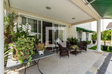 Casa à venda com 690m², 5 quartos e 9 vagas Casa à venda com 690m², 5 quartos e 9 vagasQuintal