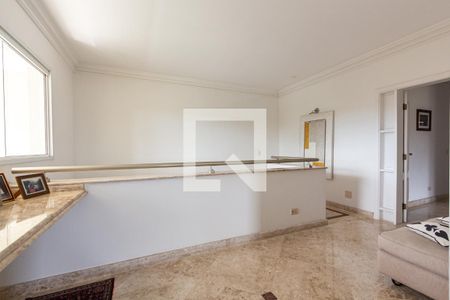 Casa à venda com 690m², 5 quartos e 9 vagas Casa à venda com 690m², 5 quartos e 9 vagasCorredor