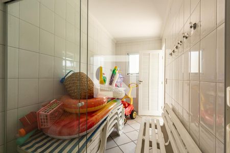 Casa à venda com 690m², 5 quartos e 9 vagas Casa à venda com 690m², 5 quartos e 9 vagasBanheiro externo