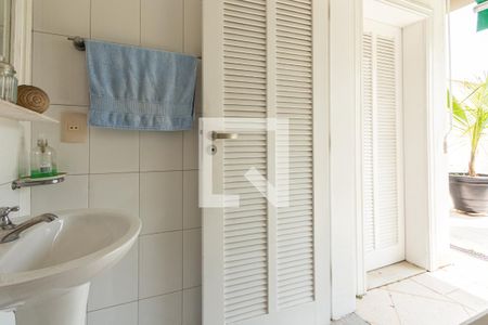 Casa à venda com 690m², 5 quartos e 9 vagas Casa à venda com 690m², 5 quartos e 9 vagasBanheiro externo