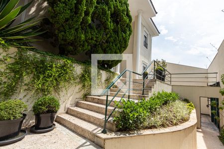 Casa à venda com 690m², 5 quartos e 9 vagas Casa à venda com 690m², 5 quartos e 9 vagasEntrada