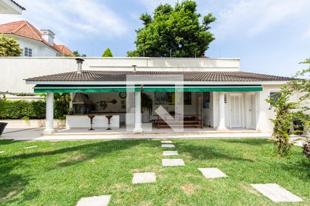 Casa à venda com 690m², 5 quartos e 9 vagas Casa à venda com 690m², 5 quartos e 9 vagasQuintal