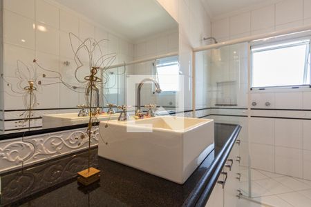 Casa à venda com 690m², 5 quartos e 9 vagas Casa à venda com 690m², 5 quartos e 9 vagasBanheiro