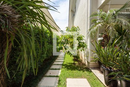 Casa à venda com 690m², 5 quartos e 9 vagas Casa à venda com 690m², 5 quartos e 9 vagasQuintal