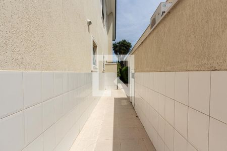 Casa à venda com 690m², 5 quartos e 9 vagas Casa à venda com 690m², 5 quartos e 9 vagasCorredor