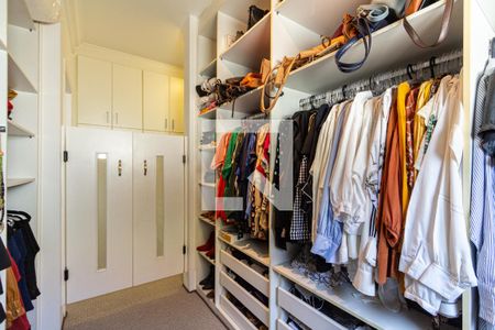 Casa à venda com 690m², 5 quartos e 9 vagas Casa à venda com 690m², 5 quartos e 9 vagasCloset