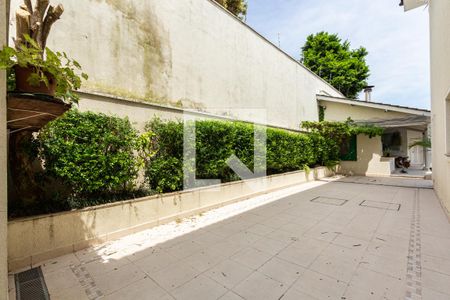 Casa à venda com 690m², 5 quartos e 9 vagas Casa à venda com 690m², 5 quartos e 9 vagasQuintal