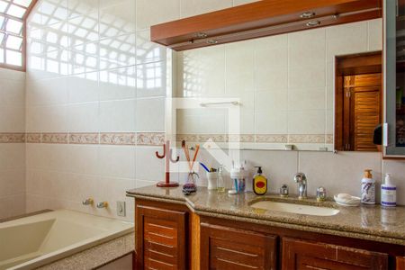 Banheiro da Suíte de casa à venda com 3 quartos, 430m² em Jardim das Samambaias, Jundiaí