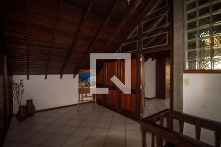 Casa à venda com 255m², 3 quartos e 2 vagas Casa à venda com 255m², 3 quartos e 2 vagasHall