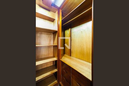 Apartamento à venda com 264m², 4 quartos e 2 vagas Apartamento à venda com 264m², 4 quartos e 2 vagasCloset da Suíte 1