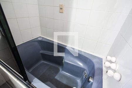 Apartamento à venda com 264m², 4 quartos e 2 vagas Apartamento à venda com 264m², 4 quartos e 2 vagasBanheiro da Suíte 1