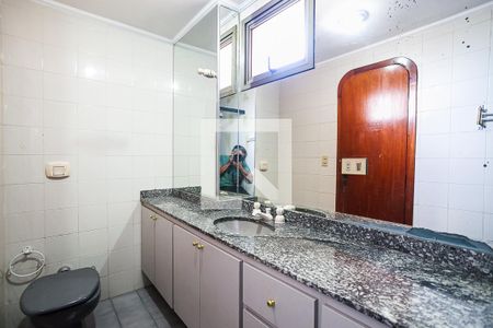 Apartamento à venda com 264m², 4 quartos e 2 vagas Apartamento à venda com 264m², 4 quartos e 2 vagasBanheiro da Suíte 1