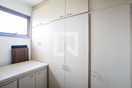 Apartamento à venda com 264m², 4 quartos e 2 vagas Apartamento à venda com 264m², 4 quartos e 2 vagasQuarto de Serviço