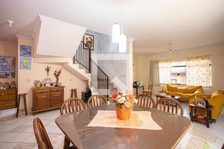 Casa à venda com 300m², 4 quartos e 6 vagas Casa à venda com 300m², 4 quartos e 6 vagasSala