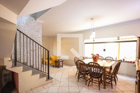 Casa à venda com 300m², 4 quartos e 6 vagas Casa à venda com 300m², 4 quartos e 6 vagasSala