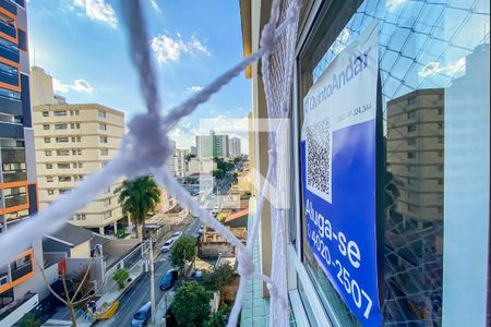 Apartamento para alugar com 48m², 1 quarto e 2 vagas Apartamento para alugar com 48m², 1 quarto e 2 vagasPlaca instalada na Janela